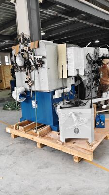 Máquina de resorte de compresión de 3 ejes equipada con controladores digitales completos
