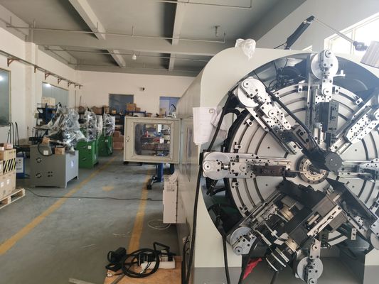 Máquina que arrolla de la primavera multifuncional del CNC con los sistemas de la bobina de la rotación del alambre