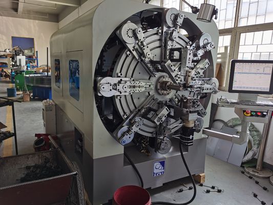 Máquina que arrolla de la primavera multifuncional del CNC con los sistemas de la bobina de la rotación del alambre