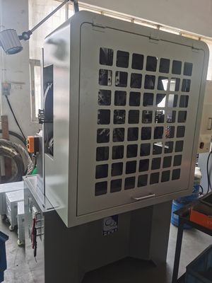 resorte del CNC 5.5KW que forma la mano opcional de la máquina y los sistemas de Decoiler 200KG
