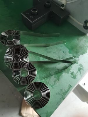 resorte del CNC 5.5KW que forma la mano opcional de la máquina y los sistemas de Decoiler 200KG