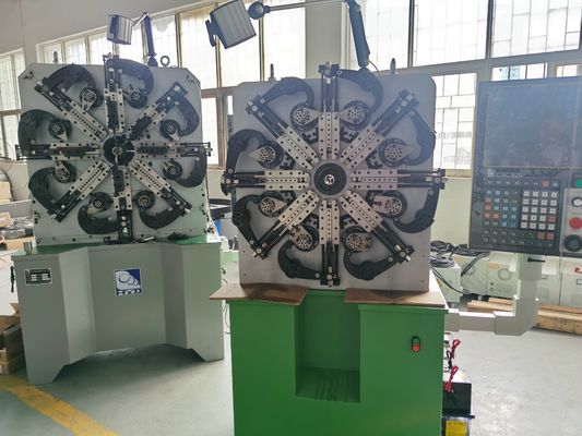 resorte del CNC 5.5KW que forma la mano opcional de la máquina y los sistemas de Decoiler 200KG