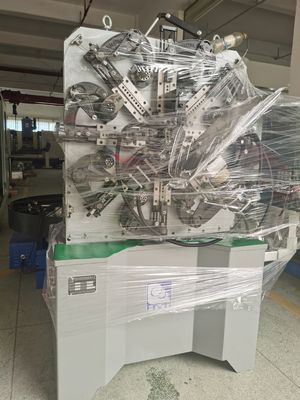 resorte del CNC 5.5KW que forma la mano opcional de la máquina y los sistemas de Decoiler 200KG